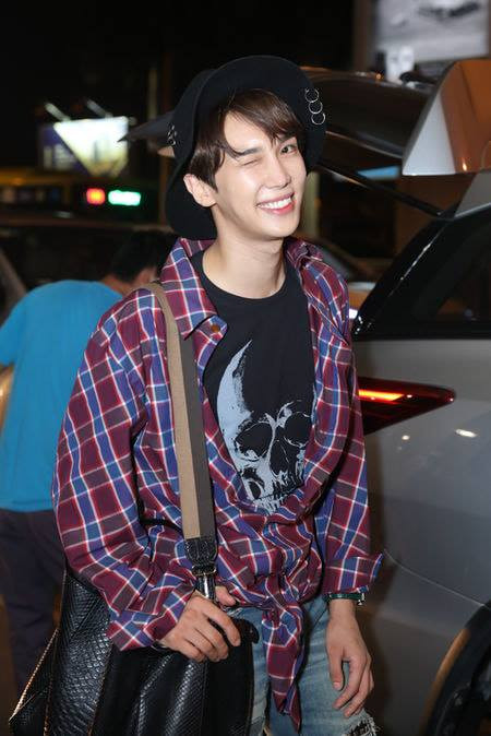 Áo sơ mi phối với áo sơ mi kẻ karo và quần jean rách trông cực chất.