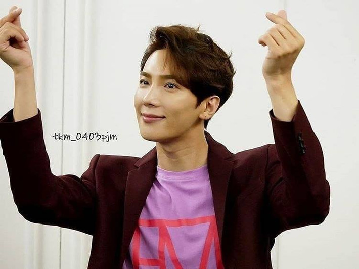 Áo phông và vest là hai trang phục thường xuyên được Park Jung Min áp dụng.