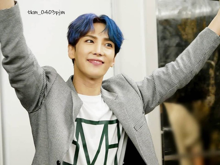 Nam diễn viên phối áo phông với vest cực lịch lãm và bảnh bao.