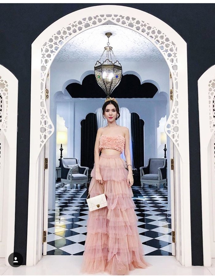 Chiếc áo quây được cô phối với chân váy xếp tầng cực xinh trông như một nàng công chúa quyến rũ.