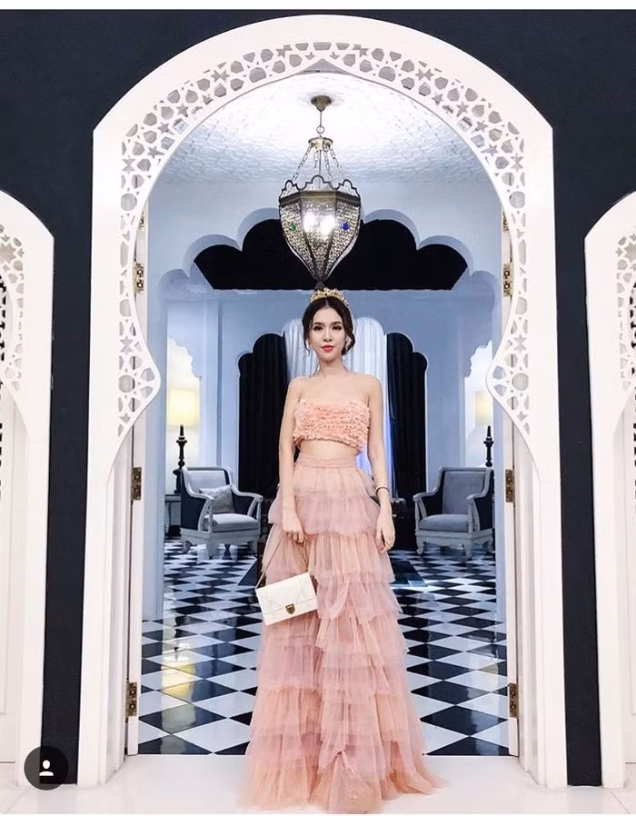 Chiếc áo quây được cô phối với chân váy xếp tầng cực xinh trông như một nàng công chúa quyến rũ.