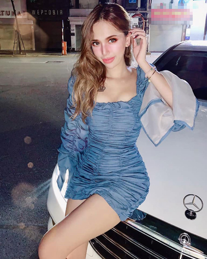 Người đẹp 9X này thường xuyên khoe gu ăn mặc sành điệu cùng những món hàng hiệu đắt tiền. Không chỉ thế còn thường xuyên xuất hiện với siêu xe Bentley.