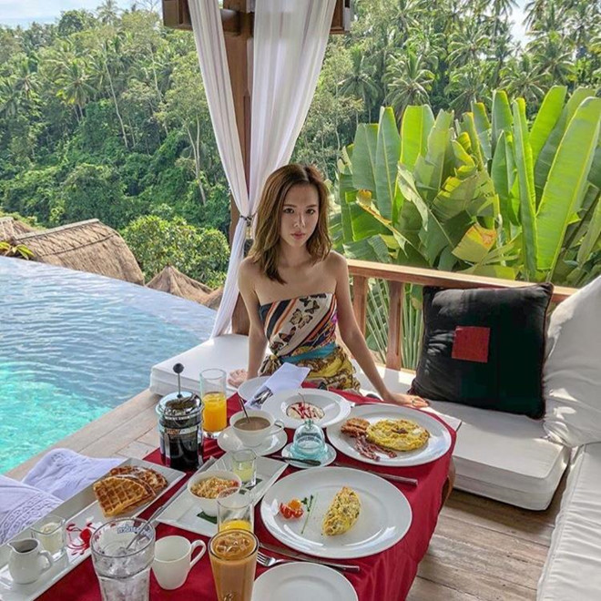 Khác với những nàng công chúa khác trong hội con nhà giàu, Uyên thường chọn những bộ váy vừa điệu đà lại vừa nóng bỏng của những thương hiệu nổi tiếng.