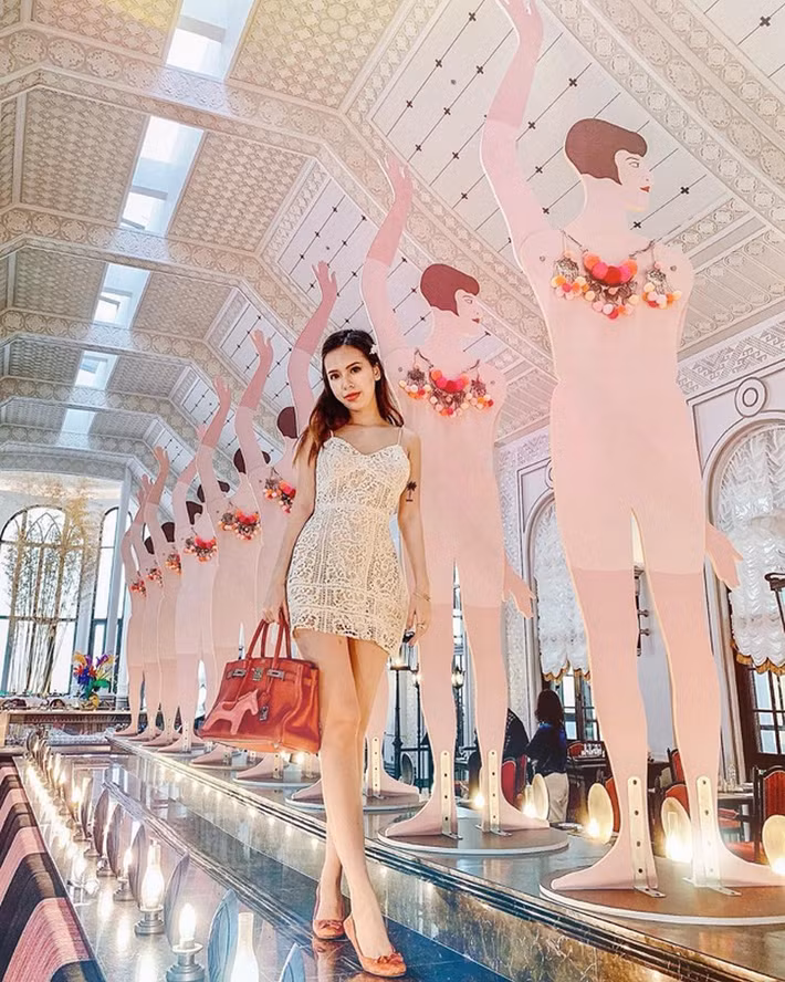 Phong cách vừa sang chảnh vừa quyến rũ của Phương Uyên khiến cô gái phải ghen tị. Ảnh: Internet.