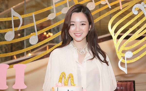 Anh Sa sinh năm 1994, là ái nữ của Hoa hậu Đền Hùng Giáng My và ông Đỗ Anh Dũng - chủ tịch Tân Hoàng Minh. Giáng My từng chia sẻ, cô không phải "phòng nhì" của ông Đỗ Anh Dũng và dù mối quan hệ giữa hai người đã kết thúc 20 năm trước, cả hai vẫn cùng nhau chăm sóc con gái cưng.