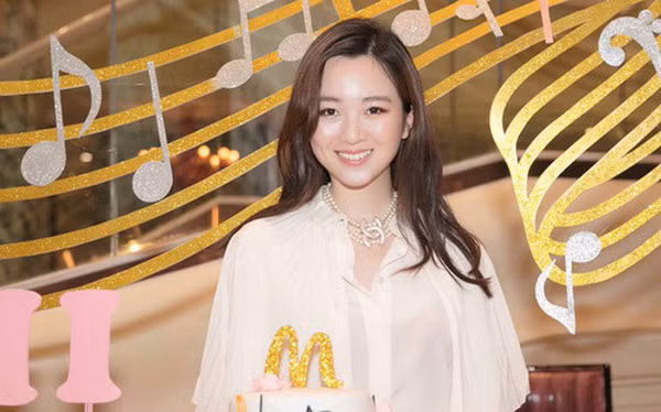 Anh Sa sinh năm 1994, là ái nữ của Hoa hậu Đền Hùng Giáng My và ông Đỗ Anh Dũng - chủ tịch Tân Hoàng Minh. Giáng My từng chia sẻ, cô không phải "phòng nhì" của ông Đỗ Anh Dũng và dù mối quan hệ giữa hai người đã kết thúc 20 năm trước, cả hai vẫn cùng nhau chăm sóc con gái cưng.