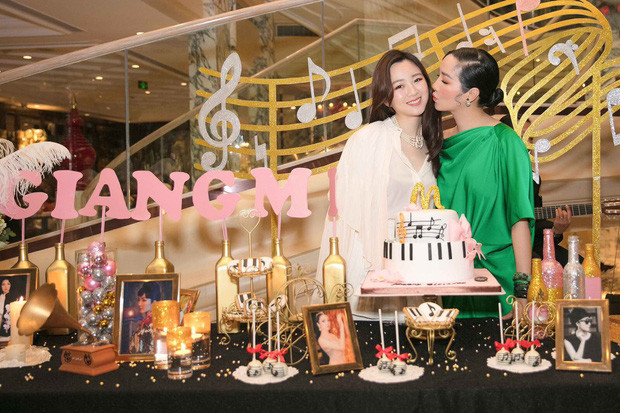 Trong sinh nhật mẹ, Anh Sa mặc váy áo điệu đà và nữ tính. Ảnh: Internet.