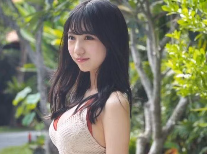 Nhiều fan hâm mộ của Yokono Sumire còn tán dương nữ thần tượng sở hữu một khuôn mặt thiên thần, dáng hình yêu nữ, chỉ cần nữ thần tượng xuất hiện ở bất cứ đâu, cô cũng trở thành tâm điểm của sự chú ý.