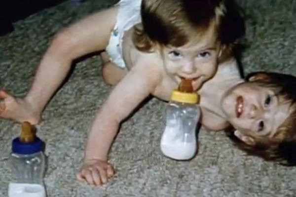 Những thành tích họ đạt được và cống hiến của họ cho xã hội cũng khiến nhiều người nhìn vào không khỏi ngưỡng mộ. Họ là Abigail và Brittany Hensel, đến từ Minnesota, Mỹ.