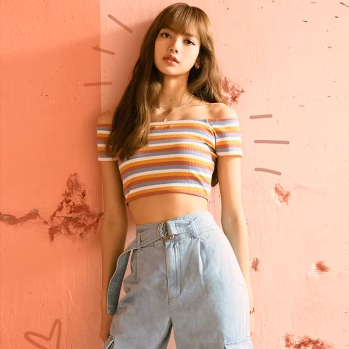 Chiều cao 1,67 m, nặng 45 kg cùng vòng eo con kiến 51 cm, Lisa diện bất cứ bộ trang phục nào cũng vô cùng bắt mắt, nổi bật.