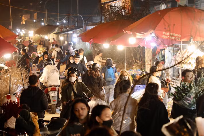 Chợ hoa Quảng Bá là một trong những chợ hoa lớn nhất của Thủ đô chuyên cung cấp các loại hoa tươi cho Hà Nội. Trong những ngày cận Tết Nguyên đán, về đêm, chợ hoa luôn đông đúc, nhộn nhịp người mua, kẻ bán từ 22h đêm đến 5h sáng hôm sau.