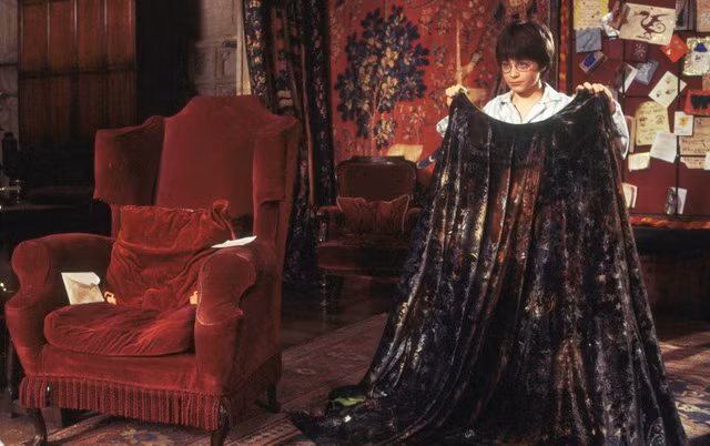 Ví dụ như trong loạt phim về Harry Potter, nhiều khán giả ấn tượng trước chiếc áo tàng hình của nhân vật chính.