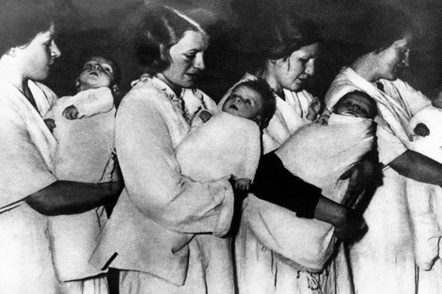 Hildegard Trutz là một trong số nhiều phụ nữ thuộc chương trình có tên gọi Lebensborn (có nghĩa là suối nguồn sự sống) của Đức quốc xã dưới thời trùm phát xít Hitler.