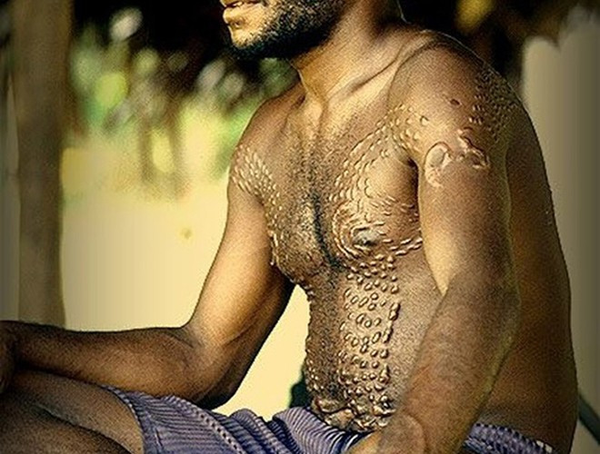 Trong quan niệm của người Chambri, cá sấu tuy có hình dạng xấu xí nhưng vô cùng mạnh mẽ. Quá trình "lột xác" thành cá sấu sẽ giúp các chàng trai khẳng định bản lĩnh và trưởng thành của mình. Do đó, những đứa trẻ trong độ tuổi trưởng thành sẽ phải tham gia nghi lễ truyền thống của bộ tộc.