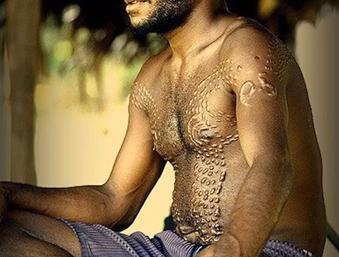 Trong quan niệm của người Chambri, cá sấu tuy có hình dạng xấu xí nhưng vô cùng mạnh mẽ. Quá trình "lột xác" thành cá sấu sẽ giúp các chàng trai khẳng định bản lĩnh và trưởng thành của mình. Do đó, những đứa trẻ trong độ tuổi trưởng thành sẽ phải tham gia nghi lễ truyền thống của bộ tộc.