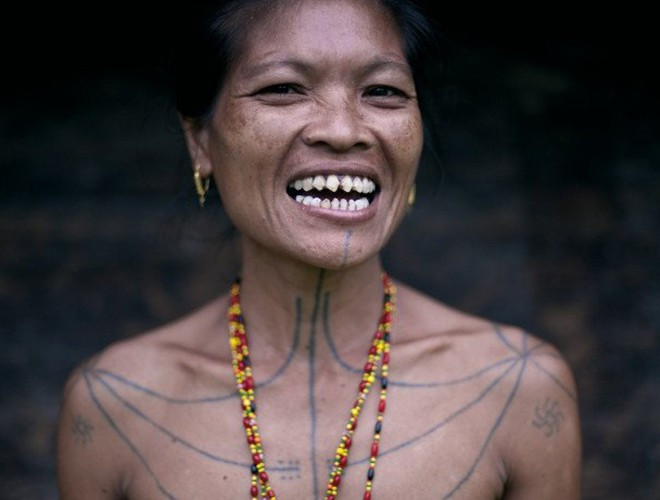 Khi các thiếu nữ trong bộ tộc đến tuổi dậy thì, họ sẽ phải trải qua nghi thức mài răng. Để tiến hành mài răng, người thợ dùng một thanh gỗ làm điểm tựa, sau đó trực tiếp mài răng bằng dao hoặc đục. Nếu không cẩn thận, các cô gái sẽ rất dễ bị thương.