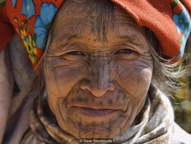 Không chỉ mang biểu tượng của sự trưởng thành, các hình xăm đã trở thành chuẩn mực vẻ đẹp của những người phụ nữ của ba bộ tộc Chin, Magan và Muun. Những người phụ nữ rất tự hào vì được xăm mặt trước nam giới. Họ quan niệm, càng xăm nhiều thì họ càng trở nên xinh đẹp, quyến rũ. 