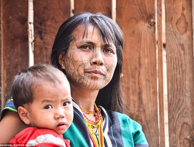 Độ tuổi được cho là có thể bắt đầu xăm trên mặt đó chính là 14 tuổi, khi đó các cô bé đã đủ lớn để ghi dấu trên mặt mình một biểu tượng của sự trưởng thành. Hình xăm trên mặt những người phụ nữ được tạo ra bằng gai và mực được làm từ bồ hóng, mật bò, thảo dược và mỡ lợn.