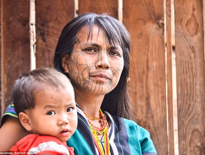 Độ tuổi được cho là có thể bắt đầu xăm trên mặt đó chính là 14 tuổi, khi đó các cô bé đã đủ lớn để ghi dấu trên mặt mình một biểu tượng của sự trưởng thành. Hình xăm trên mặt những người phụ nữ được tạo ra bằng gai và mực được làm từ bồ hóng, mật bò, thảo dược và mỡ lợn.