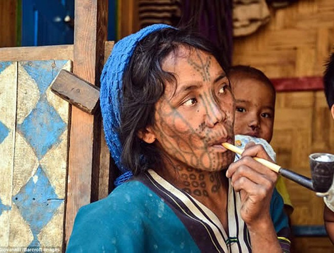 Truyền thuyết của người Chin kể rằng một vị vua đi ngang qua ngôi làng, thấy phụ nữ ở đây xinh đẹp nên đã bắt một người về làm vợ. Từ đó, các gia đình người Chin bắt đầu xăm lên mặt con gái họ để chúng không bị bắt cóc.