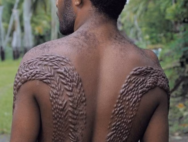 Bộ lạc Chambri ở châu Đại Dương nổi tiếng với nghi lễ điêu khắc cơ thể để sở hữu làn da khô ráp, cứng cỏi như cá sấu.