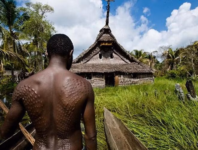 Khi thực hiện nghi lễ rạch cơ thể, trưởng tộc sẽ dùng những vật sắc nhọn để khắc lên sống lưng, bả vai và phía trước ngực của đứa trẻ. Những "họa tiết" trên cơ thể càng dài và càng nhiều thì người đàn ông càng trưởng thành, chín chắn và mạnh mẽ như cá sấu.