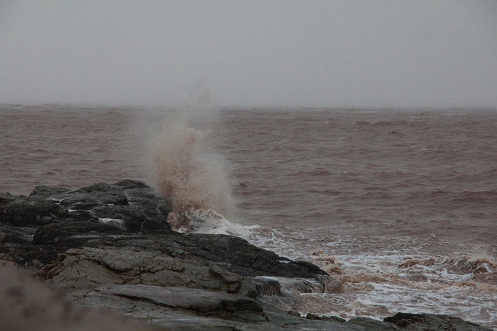 Trung tâm dự báo khí tượng thủy văn trung ương cho biết, khoảng 4h30-5h00 sáng ngày 4/7, bão số 2 đã đổ bộ vào khu vực các tỉnh từ Hải Phòng đến Nam Định với sức gió mạnh cấp 8-9, giật cấp 11. Đến 6h sáng cùng ngày, bão số 2 đã suy yếu thành áp thấp nhiệt đới với sức gió mạnh nhất vùng gần tâm áp thấp nhiệt đới mạnh cấp 6 (40-50km/giờ).