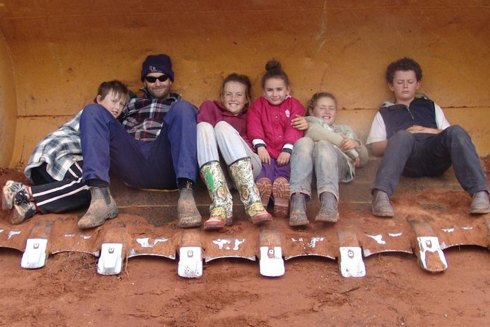 Trước đó, vào năm ngoái, cô Tyler cũng đã tìm thấy một thỏi vàng trị giá 35.000 USD chỉ bằng máy dò kim loại và phát hiện nhiều cục vàng nhỏ hơn có giá trị dưới 10.000 USD. Ảnh: Instagram: Tyler_m_mahoney.