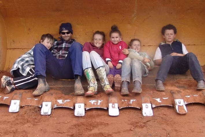 Trước đó, vào năm ngoái, cô Tyler cũng đã tìm thấy một thỏi vàng trị giá 35.000 USD chỉ bằng máy dò kim loại và phát hiện nhiều cục vàng nhỏ hơn có giá trị dưới 10.000 USD. Ảnh: Instagram: Tyler_m_mahoney.