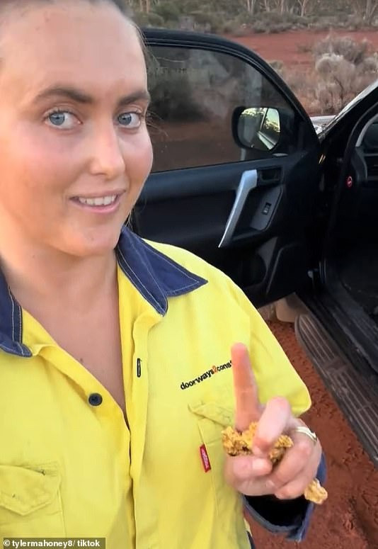 Tyler Mahoney là thế hệ thứ tư trong gia đình làm nghề đào vàng, lớn lên tại khu vực cách trung tâm khai thác vàng Kalgoorlie ở Tây Australia khoảng 20 phút. Vào cuối tuần trước, cô đã tìm thấy một cục vàng 20 ounce và chia sẻ việc này trên TikTok. Ảnh: tylermahoney8/tiktok.