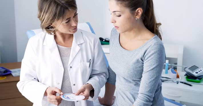 Do vị trí xương chậu thông với thắt lưng và bụng nên khi bị viêm sẽ ảnh hưởng đến hai vùng này đầu tiên. Đặc biệt, khi thắt lưng và bụng đồng thời xuất hiện các cơn đau, nhất là sau khi ngồi lâu và đại tiện thì ngay lập tức hãy đi khám bệnh, xem mình đang bị viêm cổ tử cung cấp tính và viêm cổ tử cung mãn tính, điều trị kịp thời. Ảnh minh họa.