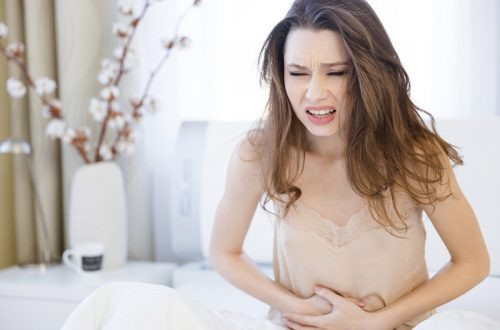 Thế nhưng, khi bạn nhận thấy màu sắc của dịch âm đạo khác thường, màu vàng ngả xanh, thậm chí có màu nâu đỏ, mùi tanh, hôi đặc biệt kèm theo cảm giác ngứa ngáy thì không thể chủ quan được, khả năng bạn đã bị viêm cổ tử cung. Ảnh minh họa.