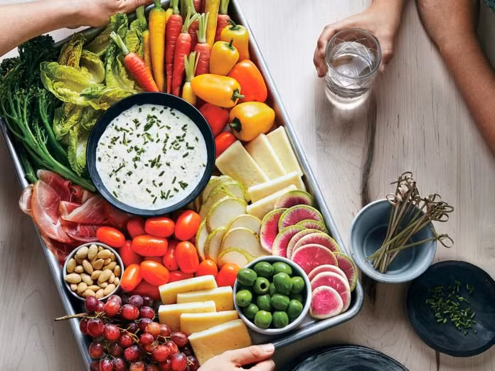 Trong cuộc sống, nhiều phụ nữ coi gầy là vẻ đẹp bất diệt, họ thích có một vóc dáng mảnh mai để tôn lên vẻ quyến rũ của mình. Trong số đó, nhiều phụ nữ có xu hướng kiểm soát chế độ ăn uống để giảm cân, giữ gìn vóc dáng. (Ảnh minh họa)