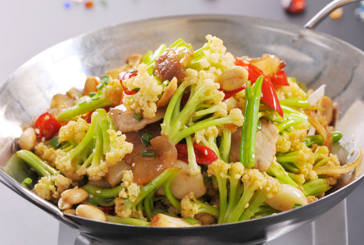 Chính vì vậy, phần lõi hoa này rất dễ ẩn chứa rất nhiều trứng côn trùng, không dễ làm sạch. Dù có rửa bằng nước thường nhiều lần, để dưới vòi chảy cũng không hiệu quả lắm.