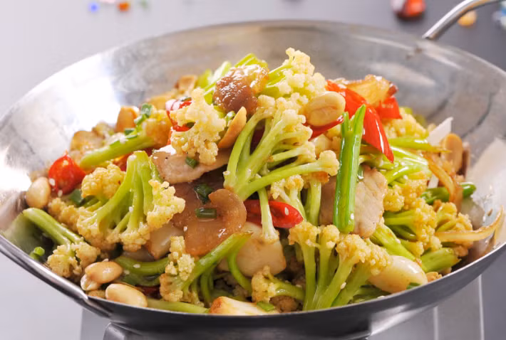 Chính vì vậy, phần lõi hoa này rất dễ ẩn chứa rất nhiều trứng côn trùng, không dễ làm sạch. Dù có rửa bằng nước thường nhiều lần, để dưới vòi chảy cũng không hiệu quả lắm.