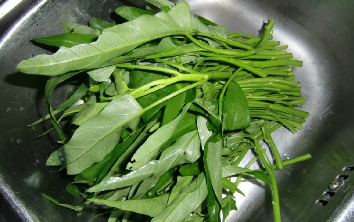 Vì rau muống có kết cấu ruột rỗng nên những chất bẩn và ký sinh trùng vẫn có thể bám rất dai, sau khi người ăn vào sẽ rất có hại cho sức khỏe. Nên ngâm rau muối với nước có pha bột mì khoảng 5 phút rồi tráng lại bằng nước sạch, khi ăn sẽ tốt cho sức khoẻ hơn.