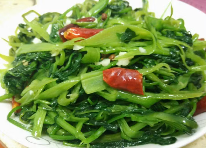 Loại rau thứ hai là rau muống: Tin rằng đây là loại rau nhiều người ăn thường xuyên. Thế nhưng, nói đến rau muống thì thực ra vào mùa này người ta đã coi nó như một loại rau trái vụ. Kết cấu của rau muống đặc biệt giòn, ngon và giá cả cũng tương đối rẻ nên nhiều người thường xuyên ăn.