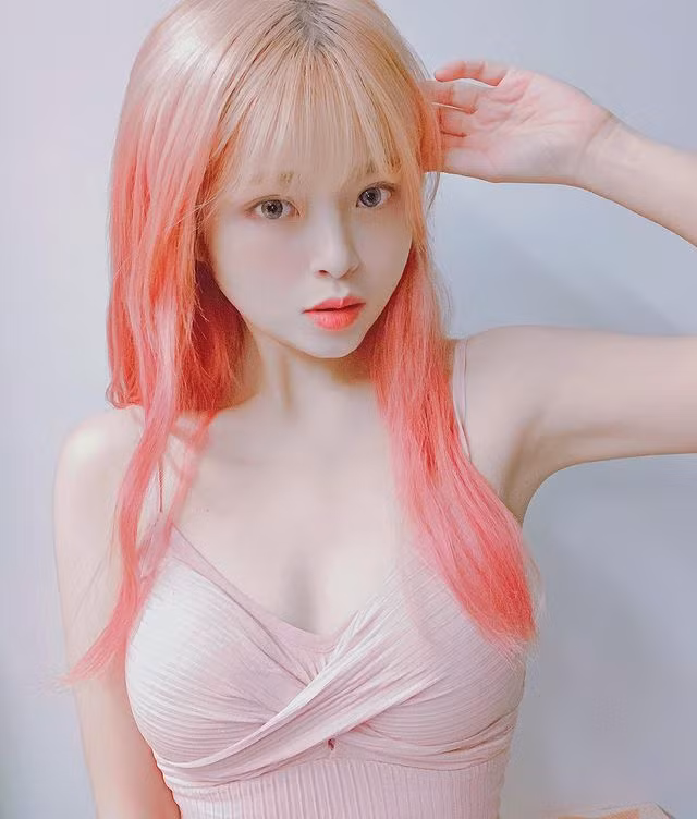 Cô nàng cũng rất biết cách sử dụng những món đồ đơn giản, tinh tế để tôn lên vòng một đầy đặn đáng tự hào của mình.