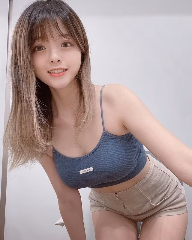 Đáng nói, dù chiều cao khiêm tốn nhưng tỷ lệ cơ thể của hot girl xinh đẹp họ Chu cực kỳ cân đối, vòng nào ra vòng nấy, thực sự rất đáng ghen tị.