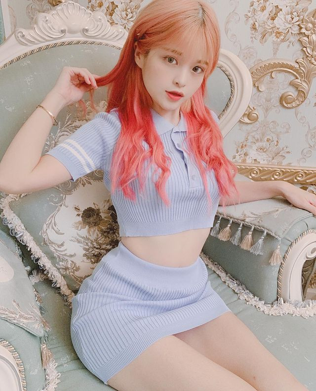 Qua những hình ảnh có thể thấy, Chu Ngọc Thần thường xuyên diện những set đồ ngắn, ôm sát, cạp cao. Đây là loại trang phục giúp hot girl "hack dáng", trông cao hơn rất nhiều.