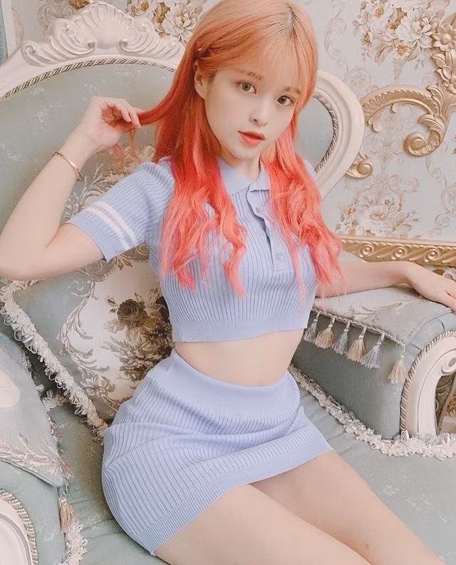 Qua những hình ảnh có thể thấy, Chu Ngọc Thần thường xuyên diện những set đồ ngắn, ôm sát, cạp cao. Đây là loại trang phục giúp hot girl "hack dáng", trông cao hơn rất nhiều.