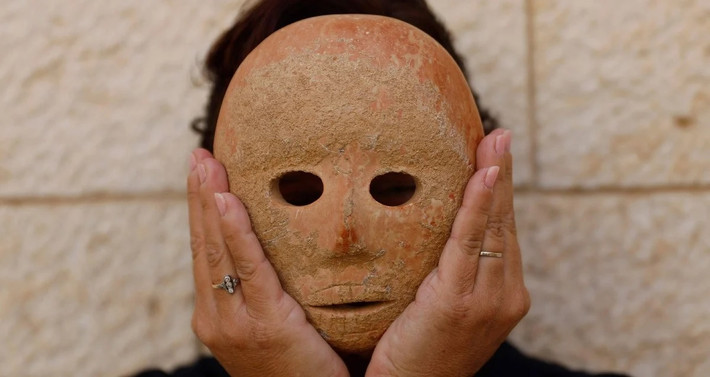 Thông qua một loạt kiểm tra, các chuyên gia xác định chiếc mặt nạ được làm từ đá vôi và được chạm khắc tỉ mỉ trông giống hệt gương mặt của con người.