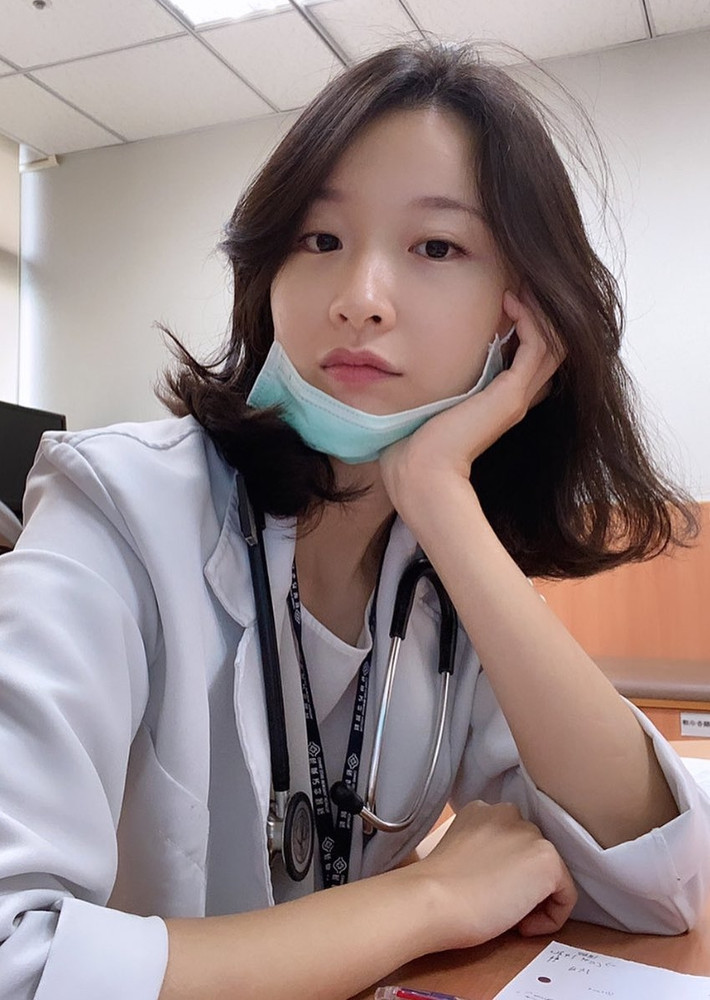 Sở hữu khuôn mặt xinh đẹp, nước da trắng mịn màng, dáng vóc cao ráo, săn chắc, nữ bác sĩ thường xuyên chia sẻ hình ảnh về cuộc sống đời thường của mình lên mạng xã hội.