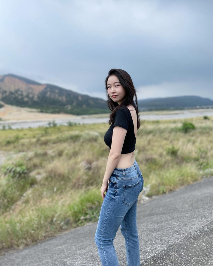 Những chiếc crop-top cũng là trang phục được nữ bác sĩ ưu ái diện nhiều.