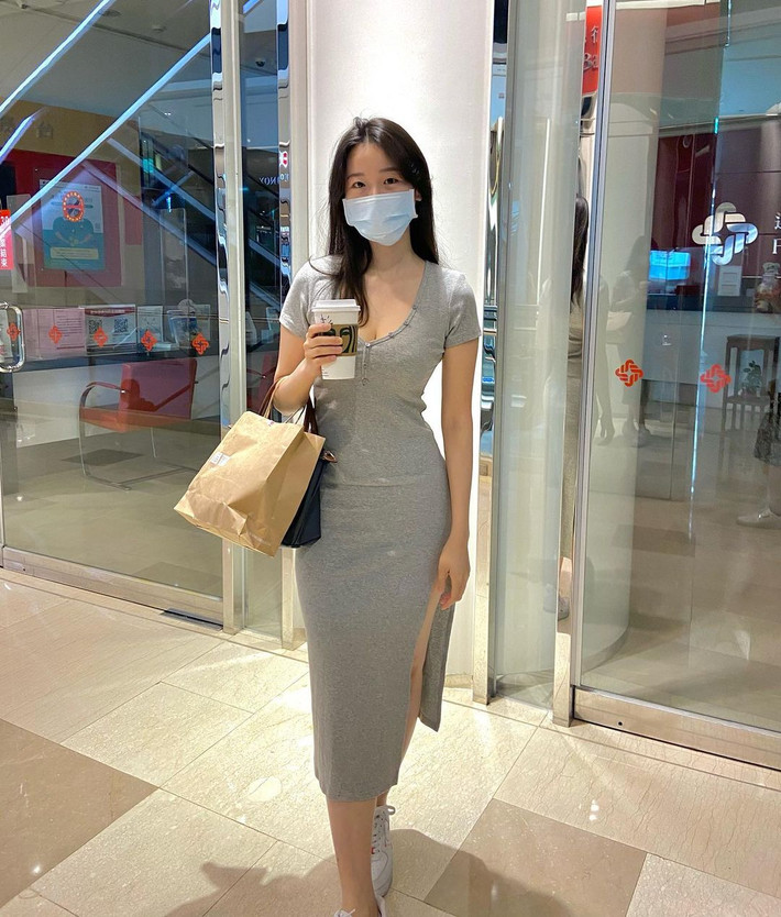 Còn lại, phần lớn nữ bác sĩ xinh đẹp ưa những chiếc váy body bó sát, xẻ ngực sâu để tôn được hoàn toàn dáng vóc của mình.