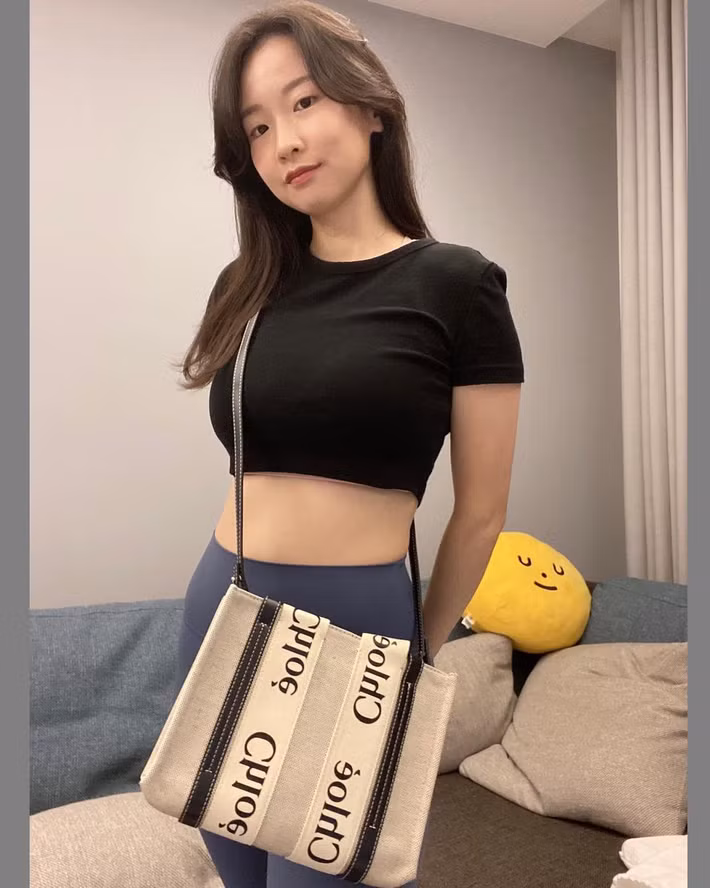 Đôi khi, nữ bác sĩ cũng diện đồ thể thao nhưng đều là đồ bó sát, crop-top mix cùng quần tập để khoe eo thon.