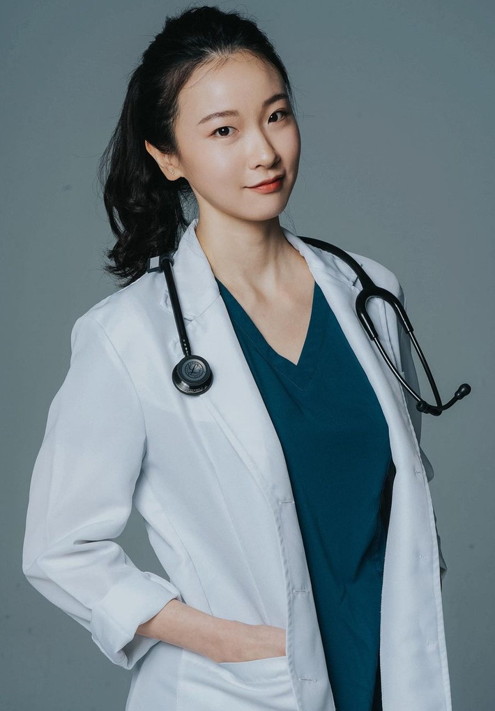 Nữ bác sĩ Yên Văn, người Malaysia, tốt nghiệp bác sĩ nội trú của khoa y tế gia đình. Cô nổi tiếng là nữ bác sĩ vừa có tài vừa có sắc.