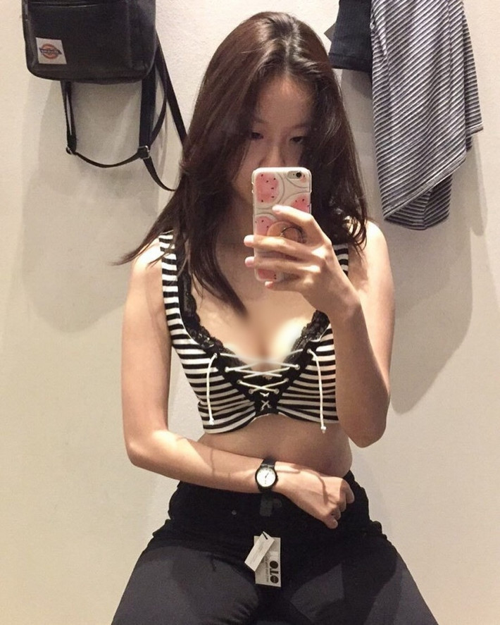 Trước đó, những hình ảnh nữ bác sĩ thử set đồ quyến rũ cũng nhận được "bão like" từ cư dân mạng.