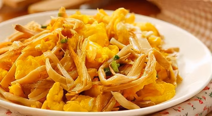 Ở Trung Quốc, gần đây, các nhà nghiên cứu đã phát hiện: Rễ Hoa hiên cho kết quả rõ rệt đối với bệnh do sán máu, sán máng (schistosomiase) gây nên, nhưng với liều cao có thể gây mờ mắt.