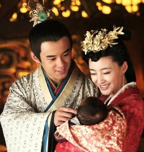 Sau khi 2 người con của hoàng đế chào đời, thái y sẽ tiến hành kiểm tra xem đứa trẻ nào có thể trạng yếu hơn thì sẽ không được phép sống.